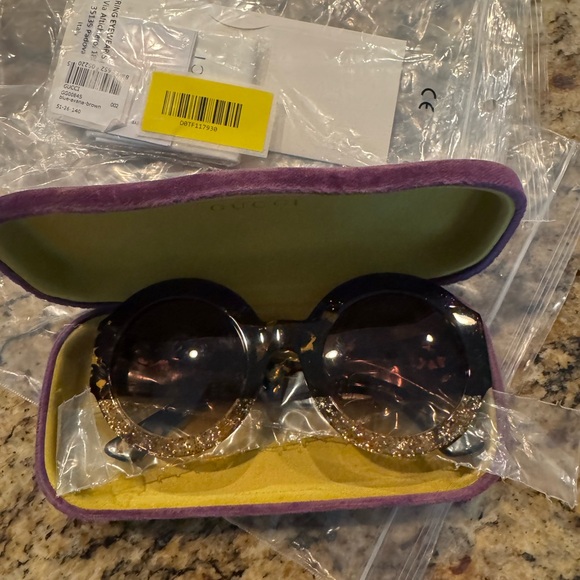 💕HOST PICK 💕Gucci sunglasses - Picture 7 of 7